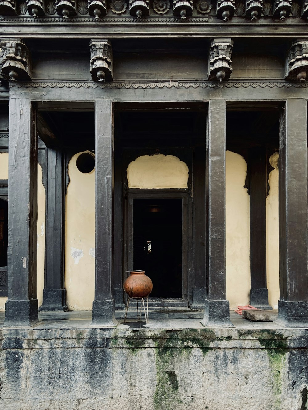 fotografia ravvicinata della casa in bianco e nero