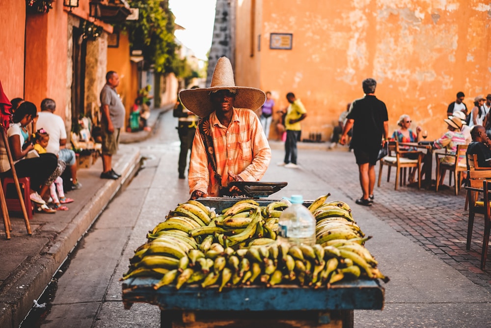 gelbe Bananenfrüchte im Warenkorb