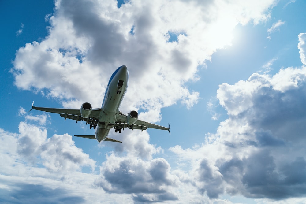 Fotografía de ángulo bajo de un avión de pasajeros durante el vuelo