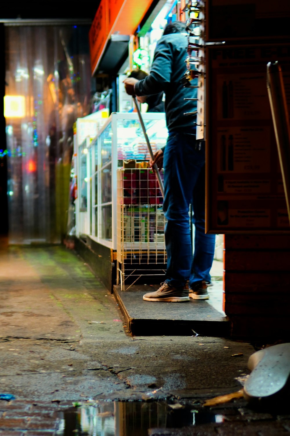 Person trägt blaue Denim-Jeans