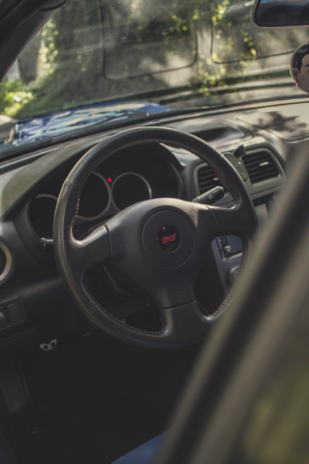 black vehicle steering wheel