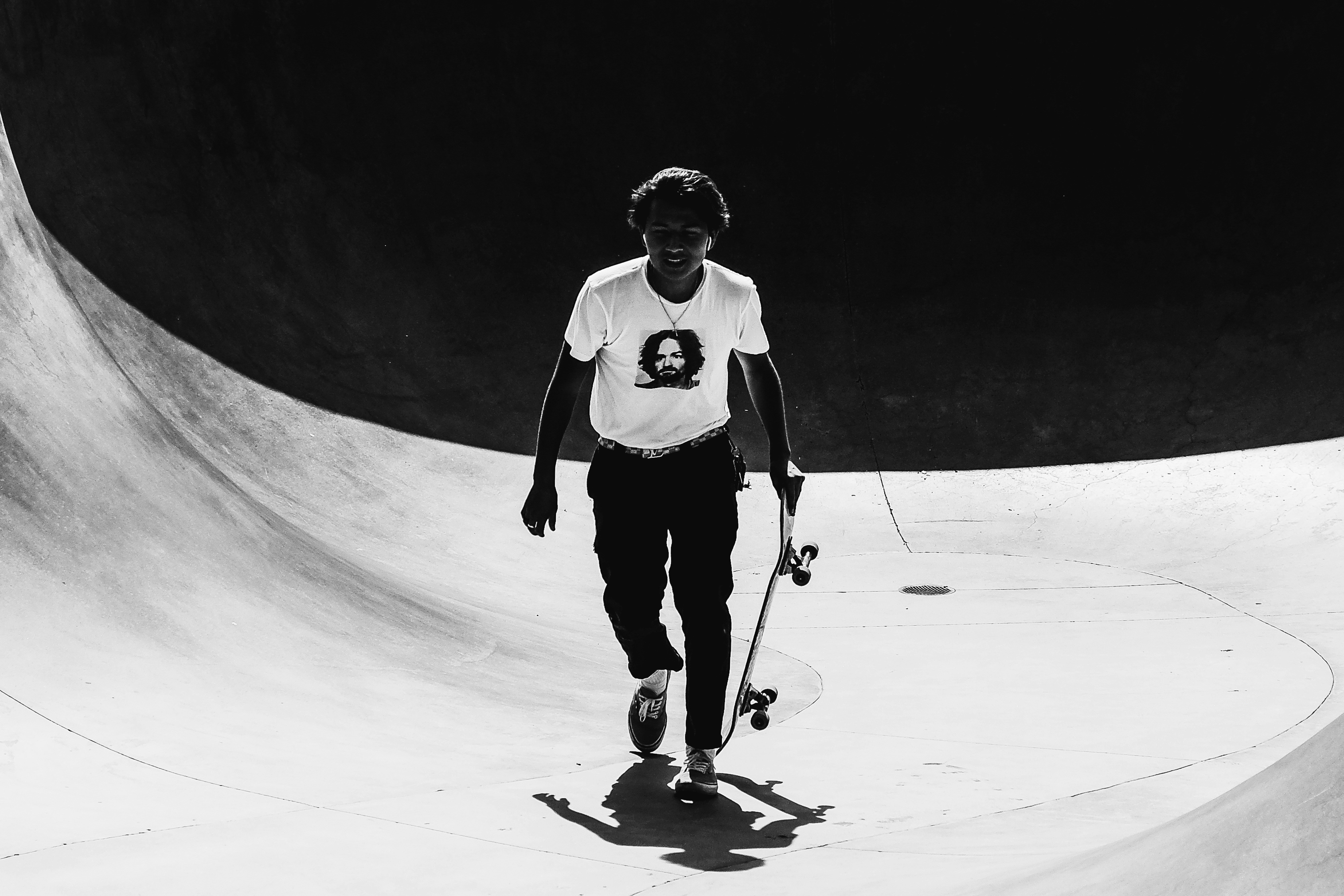 스케이트보드를 들고 있는 사람