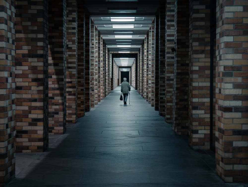 homme marchant dans le couloir