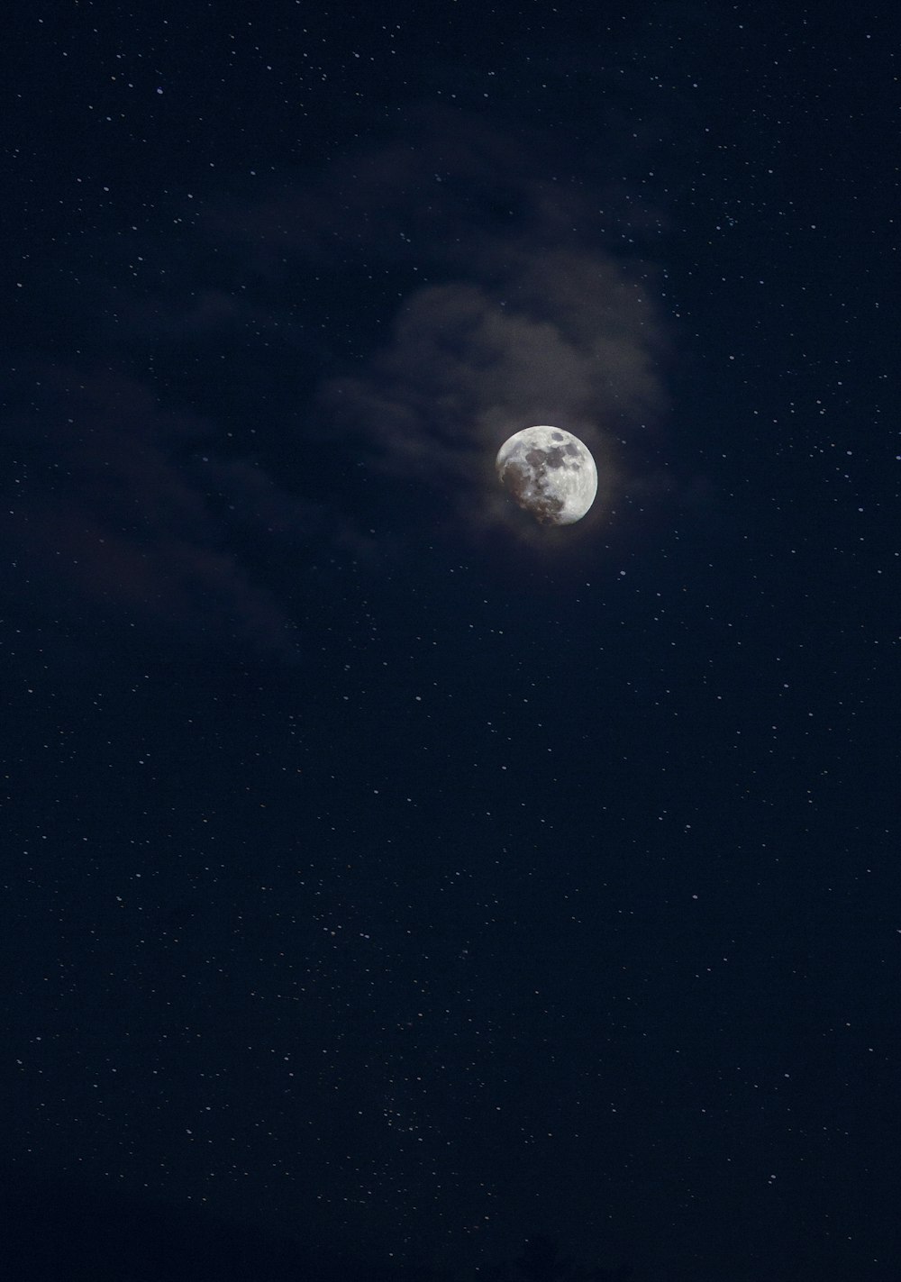 Fotografía de ángulo bajo de la luna