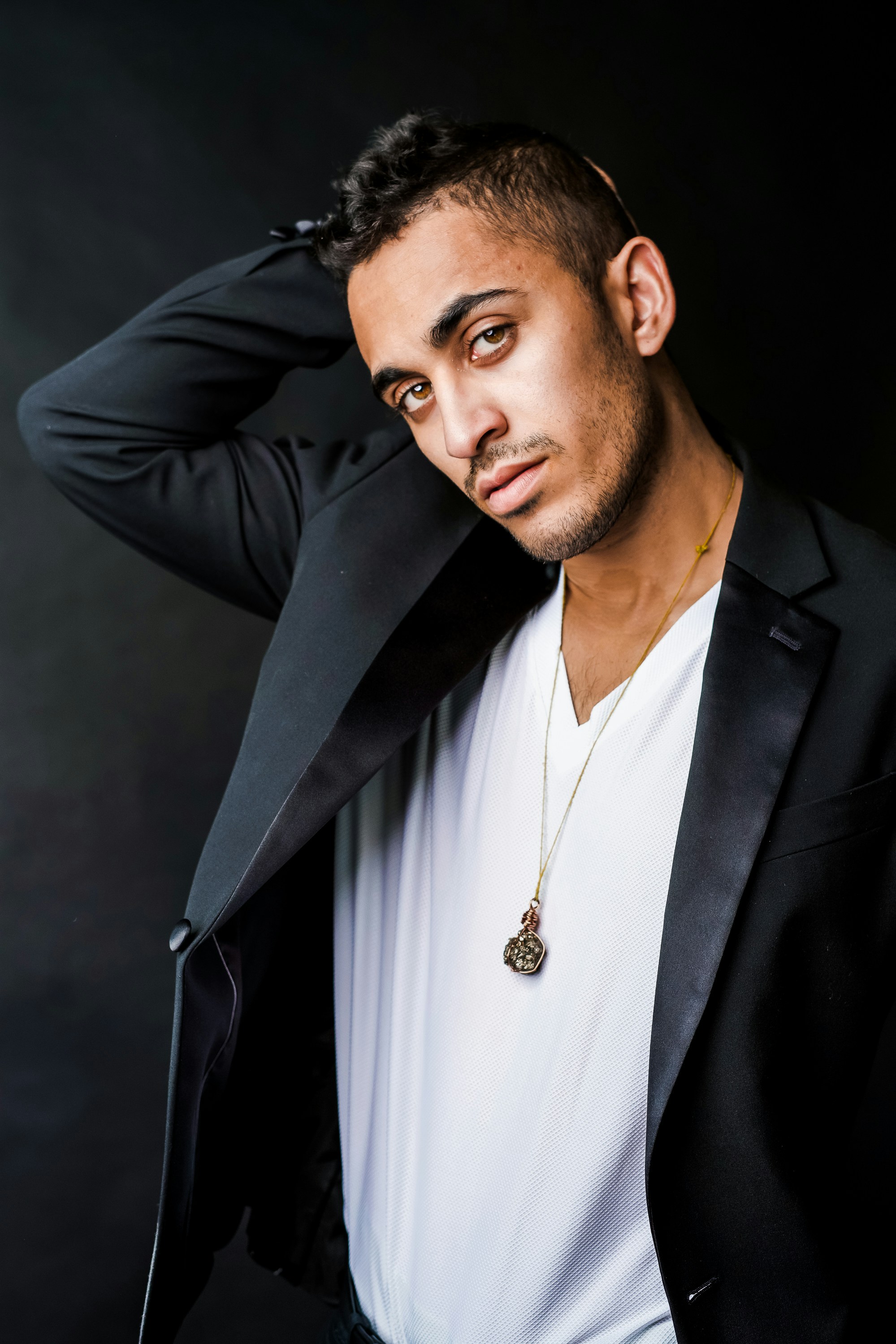 great photo recipe,how to photograph man standing and holding hair