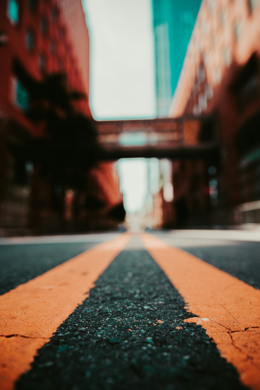 Orangefarbene Linien auf der Straße