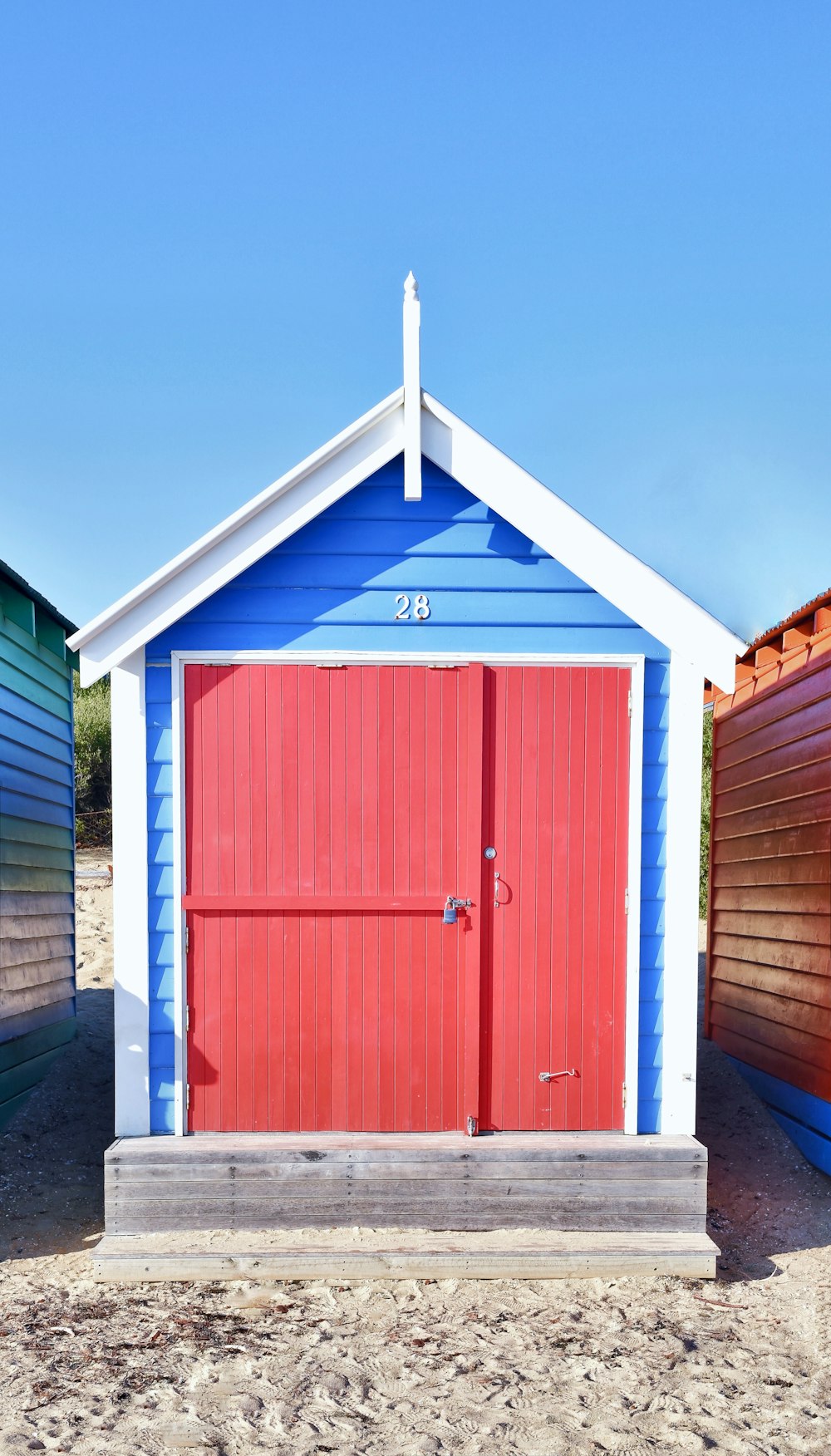 빨간색과 파란색 목조 주택