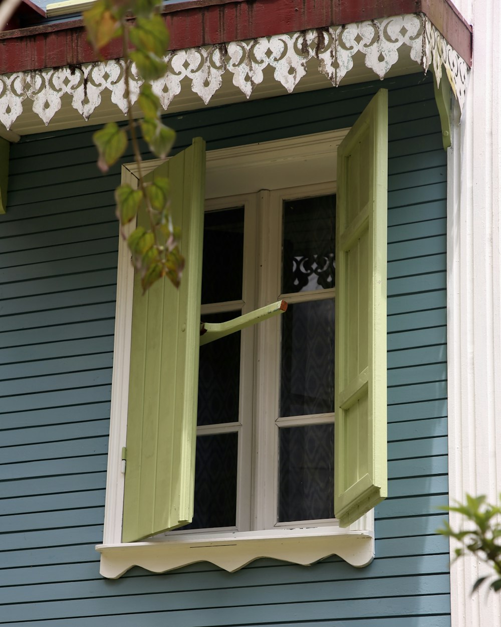 開け放たれた緑色の木製の窓