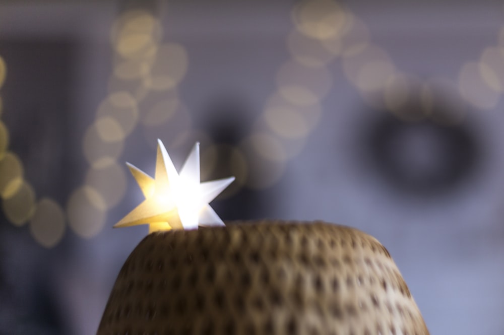 um close up de um chapéu com uma estrela no topo