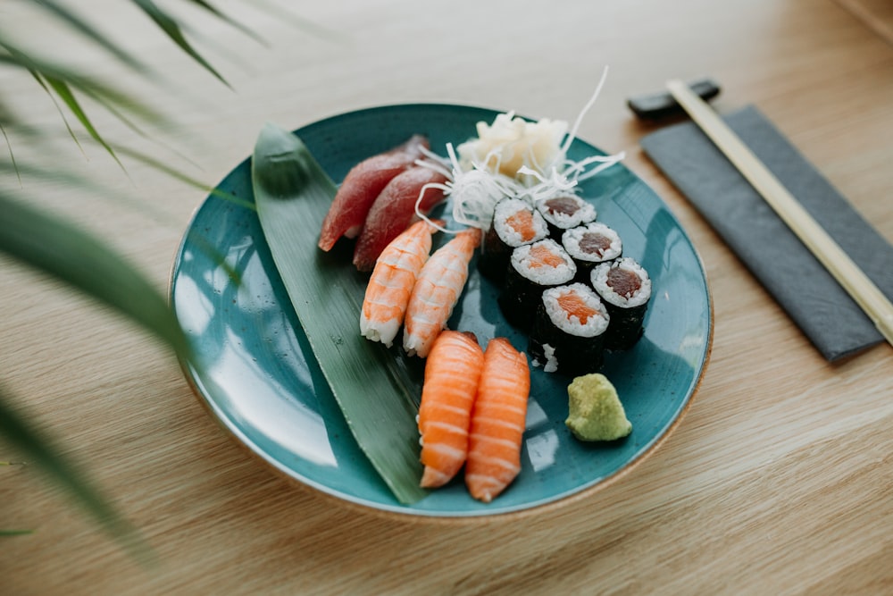Sushi en el plato