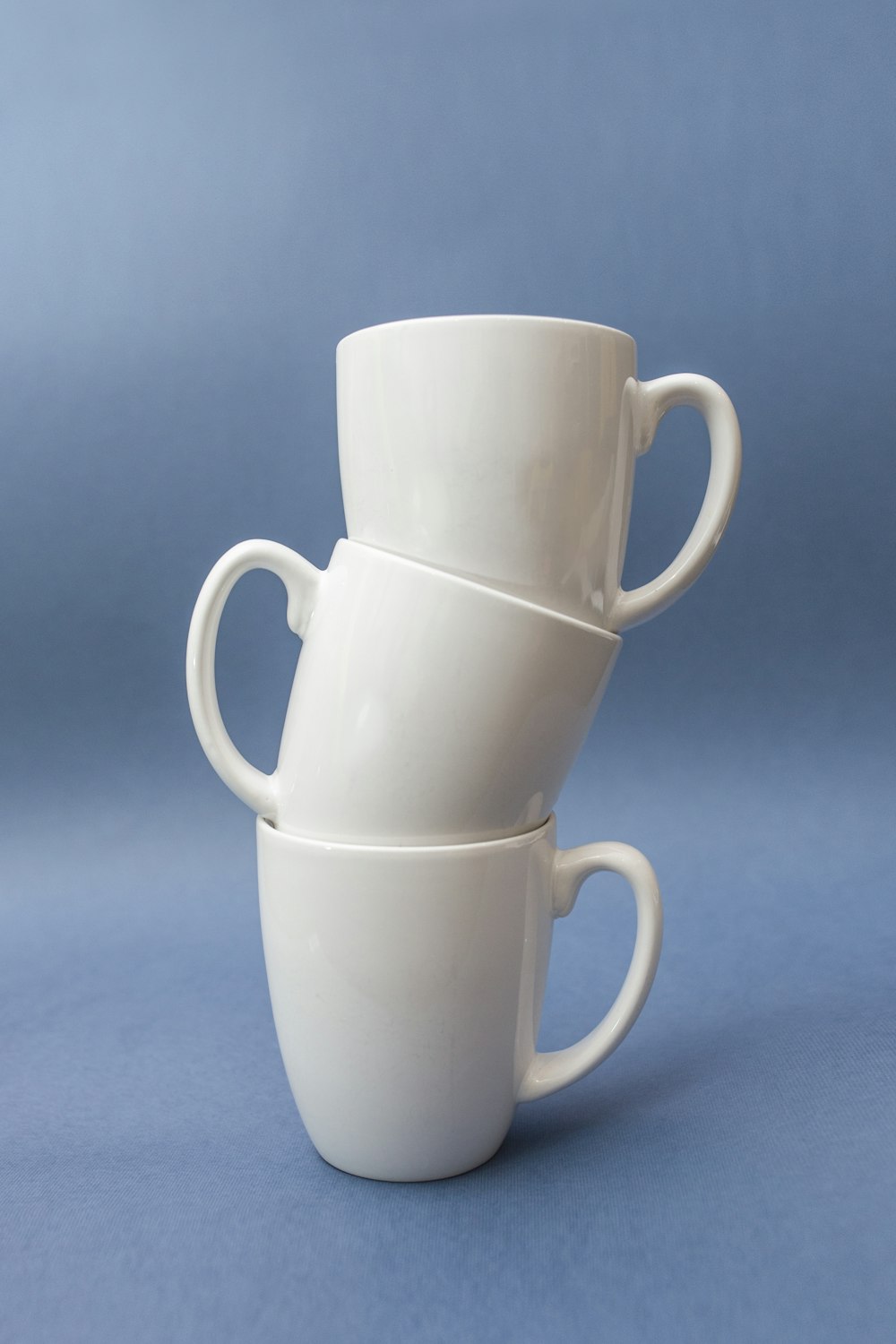 Tres tazas de cerámica blanca apiladas