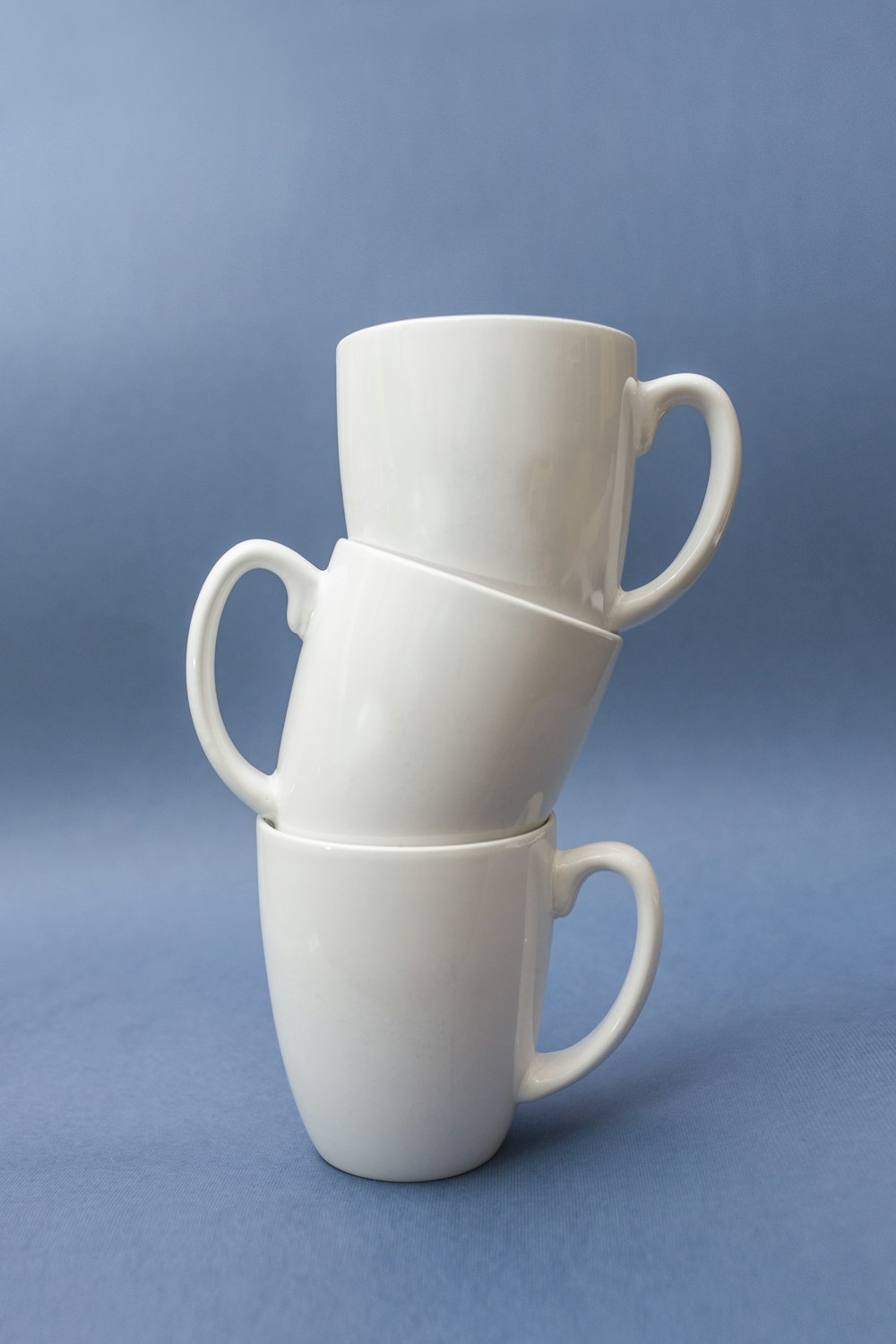 Trois tasses en céramique blanche empilées