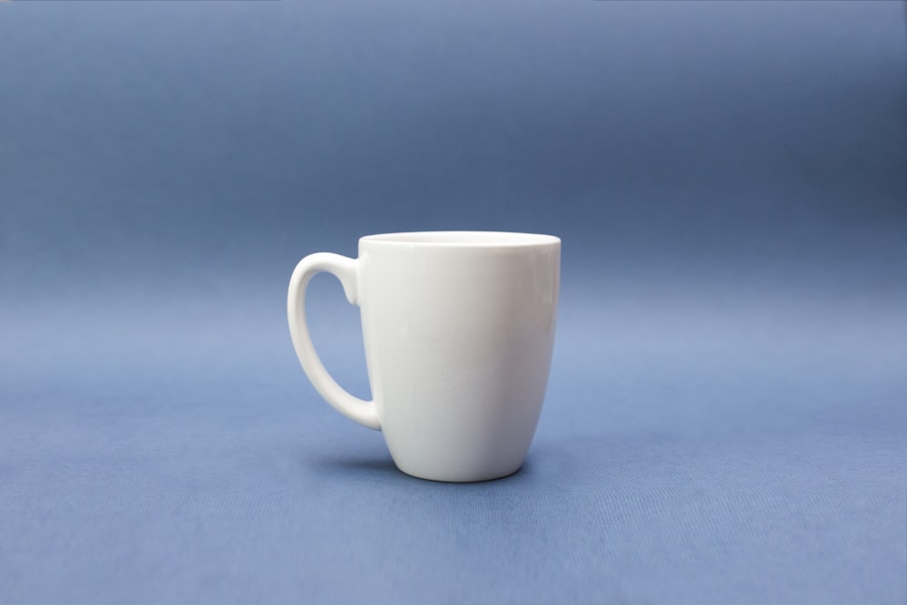 taza de cerámica blanca