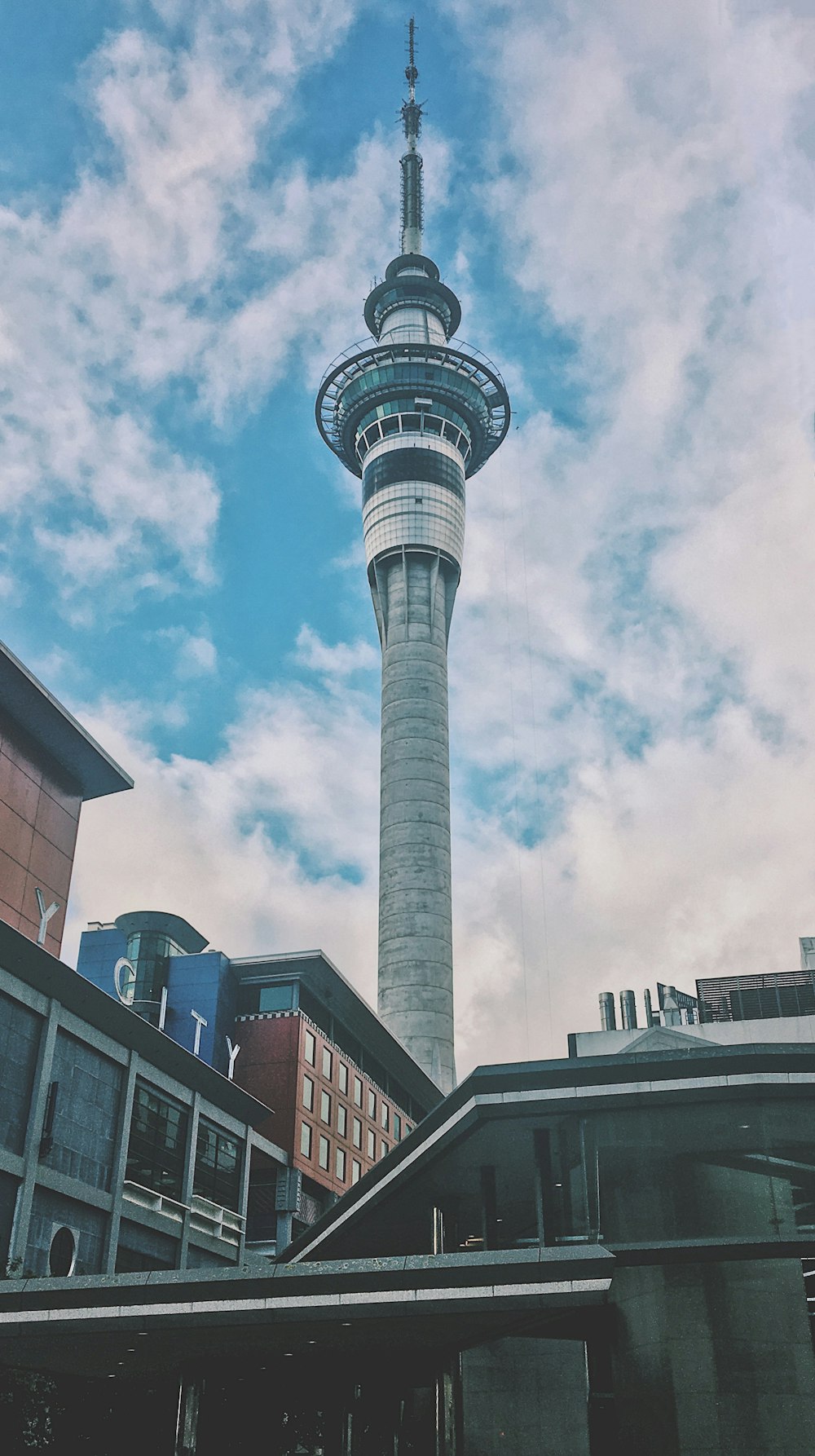 Torre de hormigón gris bajo un cielo azul claro