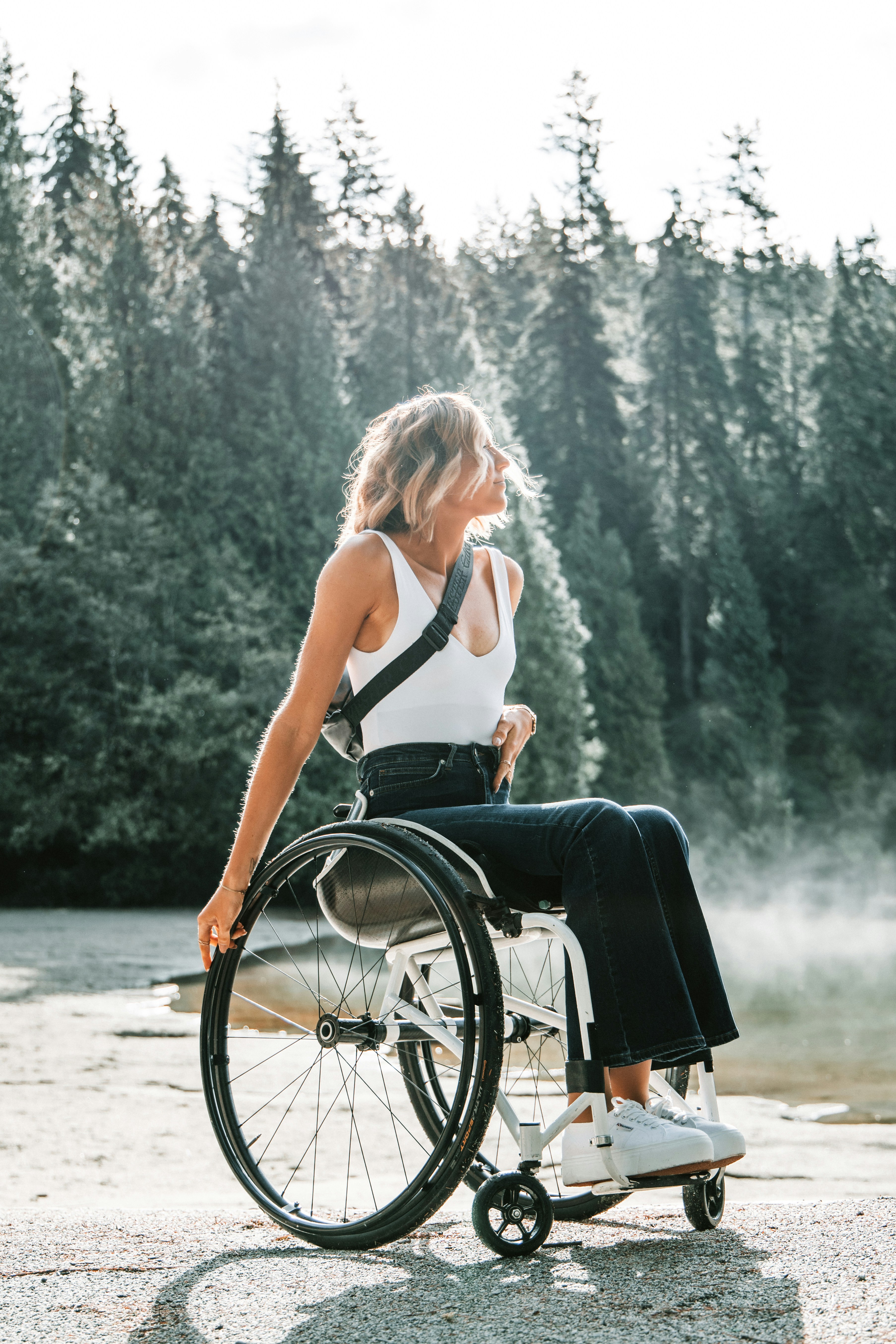 mulher na cadeira de rodas e acessibilidade em eventos