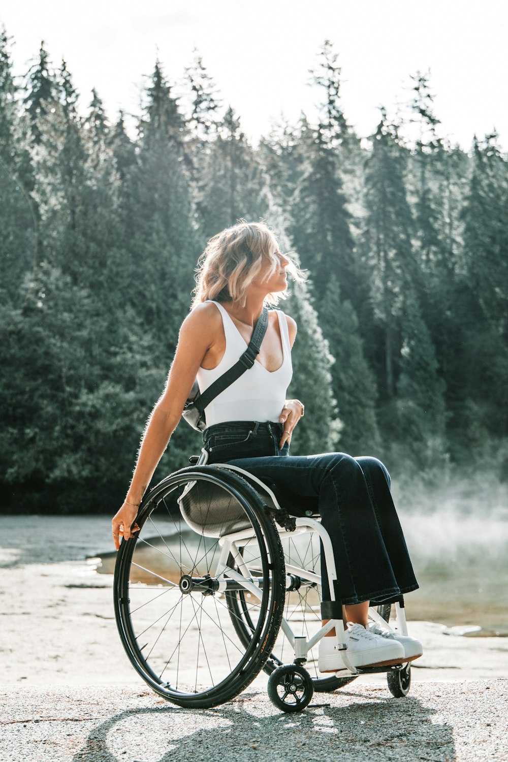 Frau fährt Rollstuhl in der Nähe von Bäumen