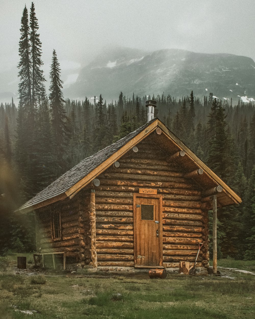 Braune Holzhütte in der Nähe von Bäumen während des Tages