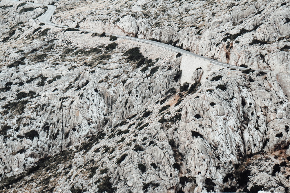 Fotografia aerea della montagna di osservazione della strada durante il giorno