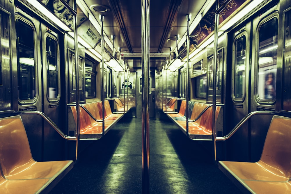 Dentro del tren sin gente