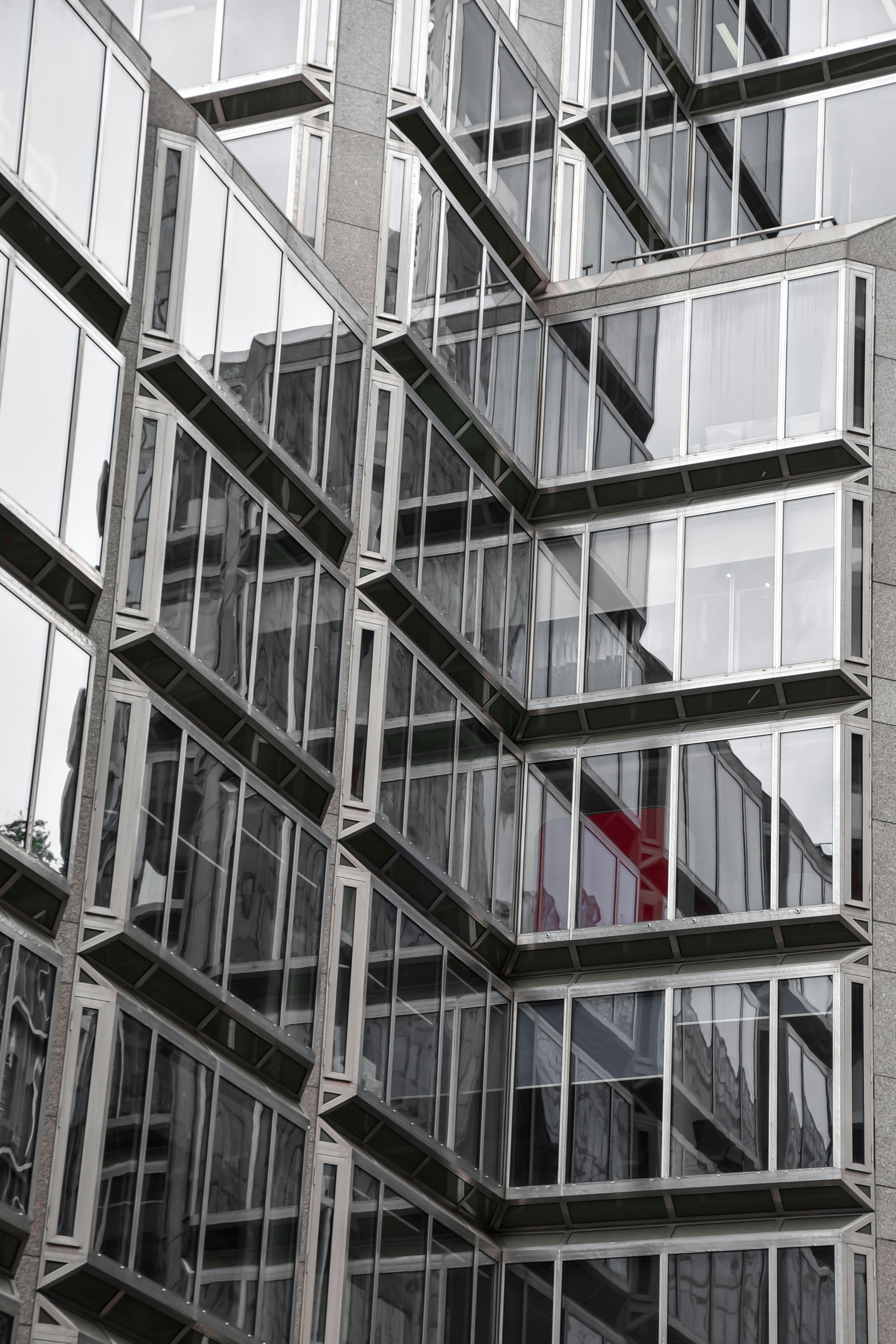 oggetto rosso dietro il muro di vetro dell'edificio