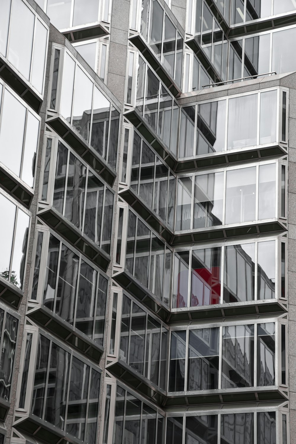 Objeto rojo detrás de la pared de vidrio del edificio