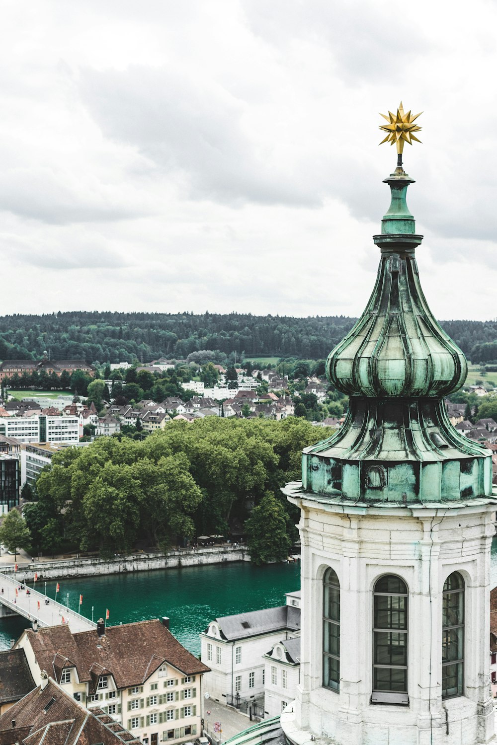 Gebäude aus grünem und weißem Beton