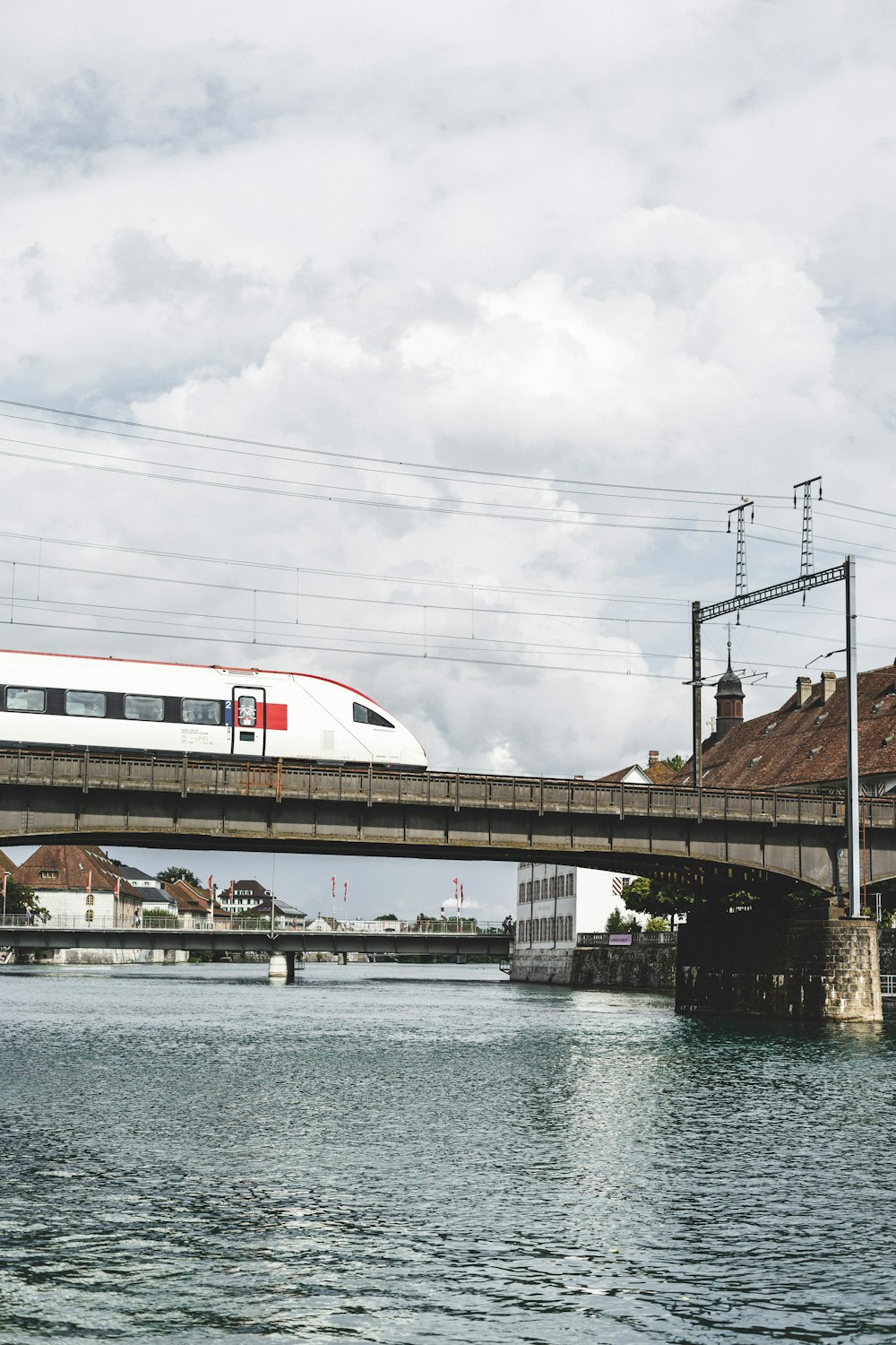 Ein Zug, der über eine Brücke über einen Fluss fährt
