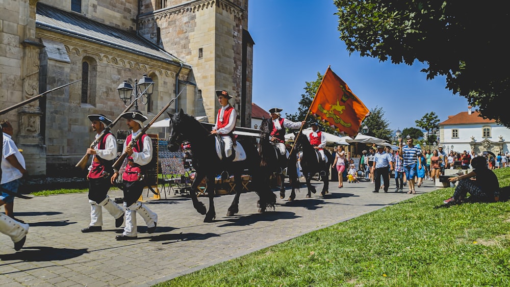 Person, die ein schwarzes Pferd reitet