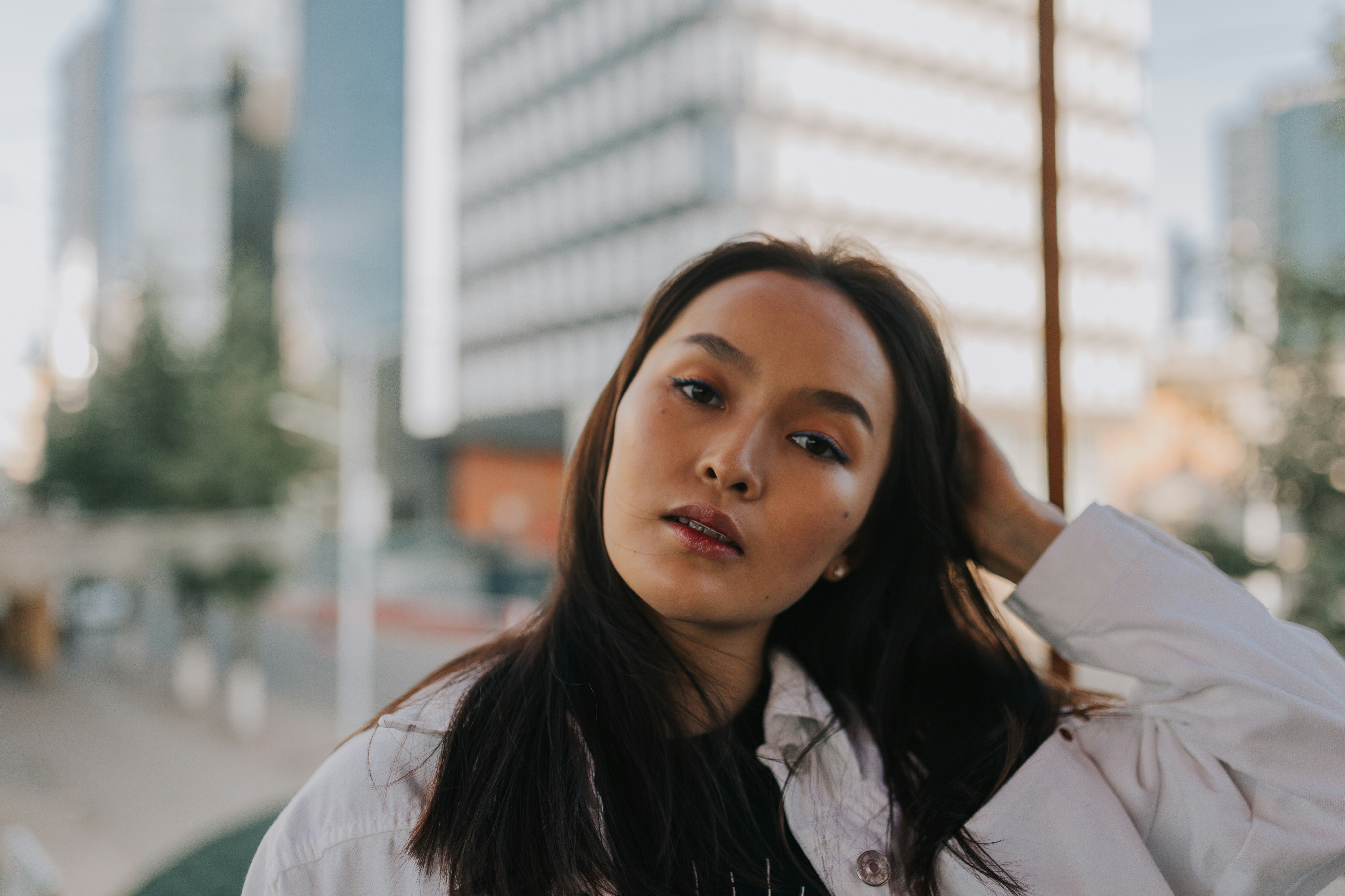 日中ギラギラしている女性の写真 Unsplashの無料グレー写真