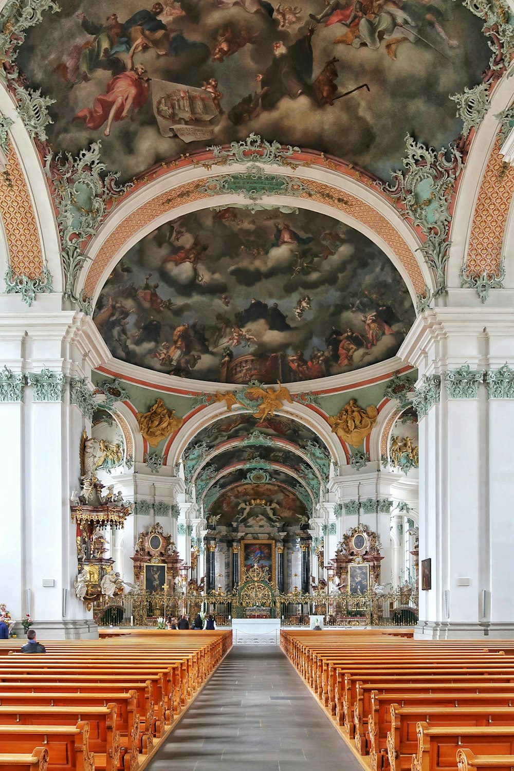 banc d’église vide