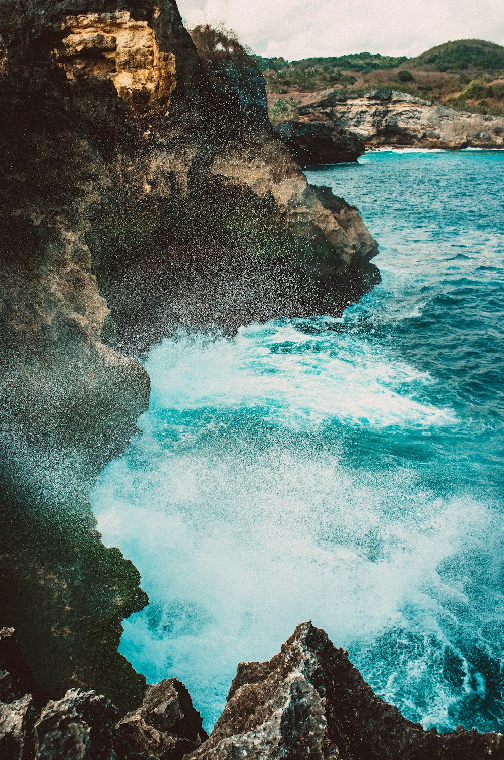 acantilado rocoso junto al mar