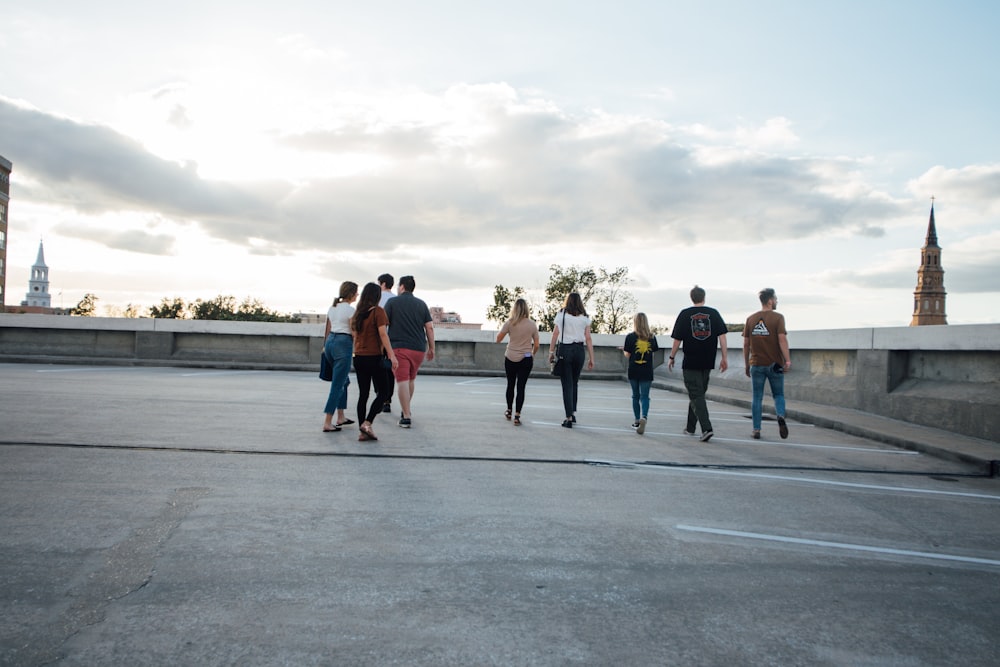 Un grupo de personas caminando por un estacionamiento