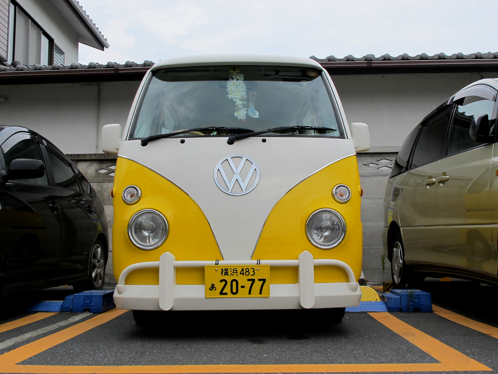 Volkswagen Transporter branco e amarelo durante o dia