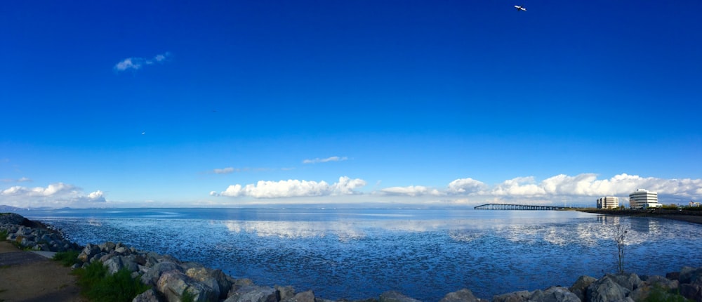 Plan d’eau calme pendant la journée