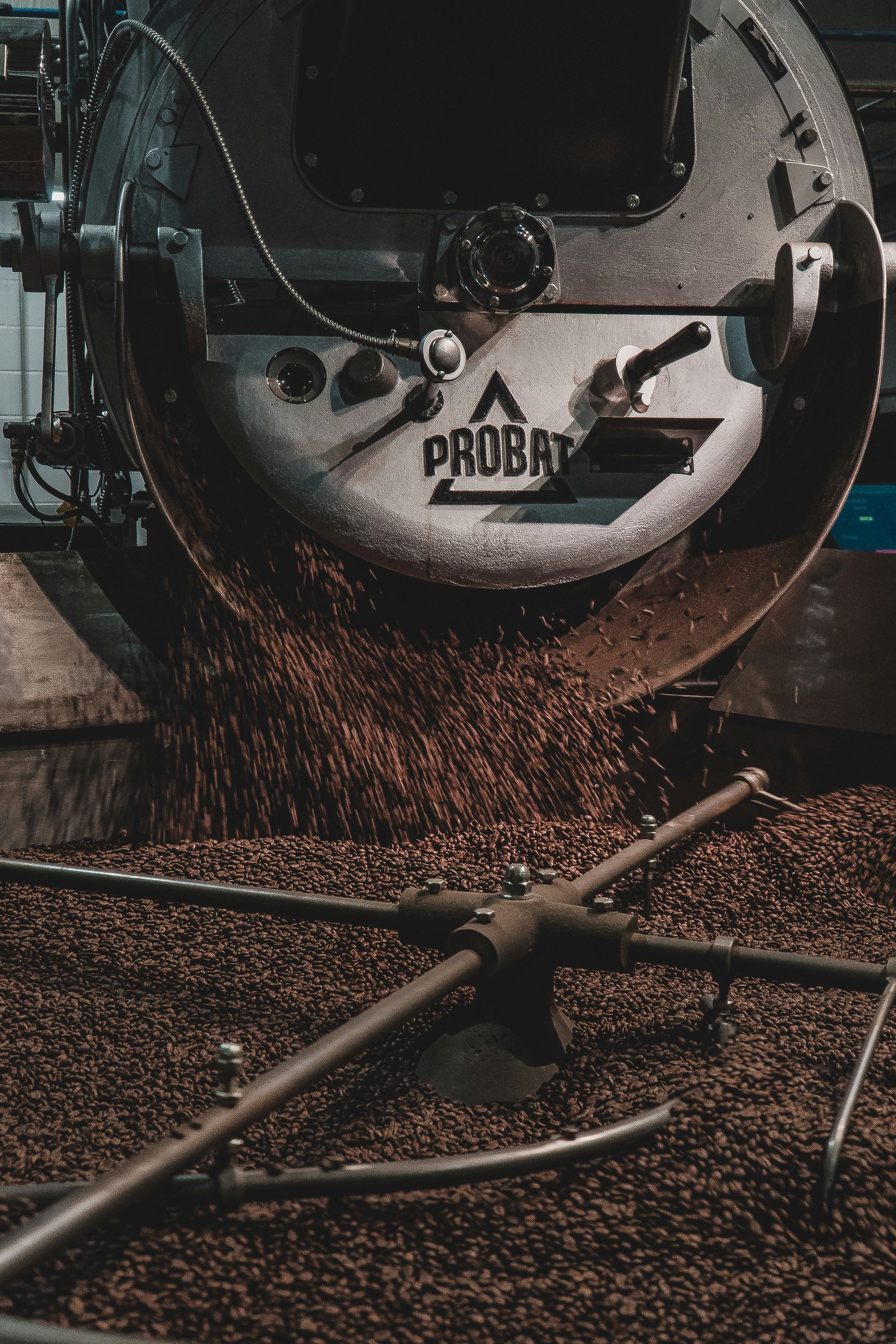Eine Maschine gießt Kaffee in eine Schüssel
