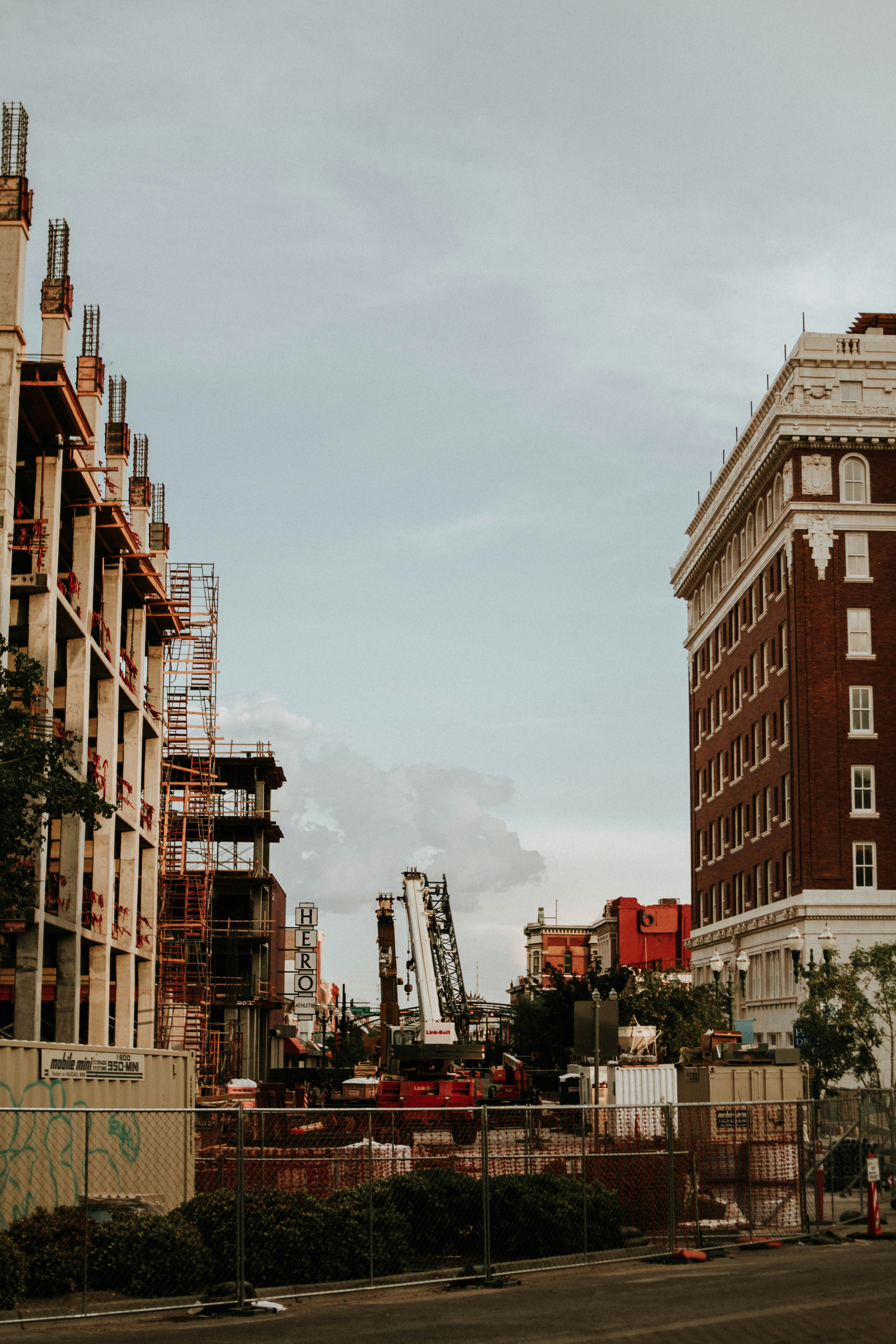 edificio dipinto di marrone e bianco
