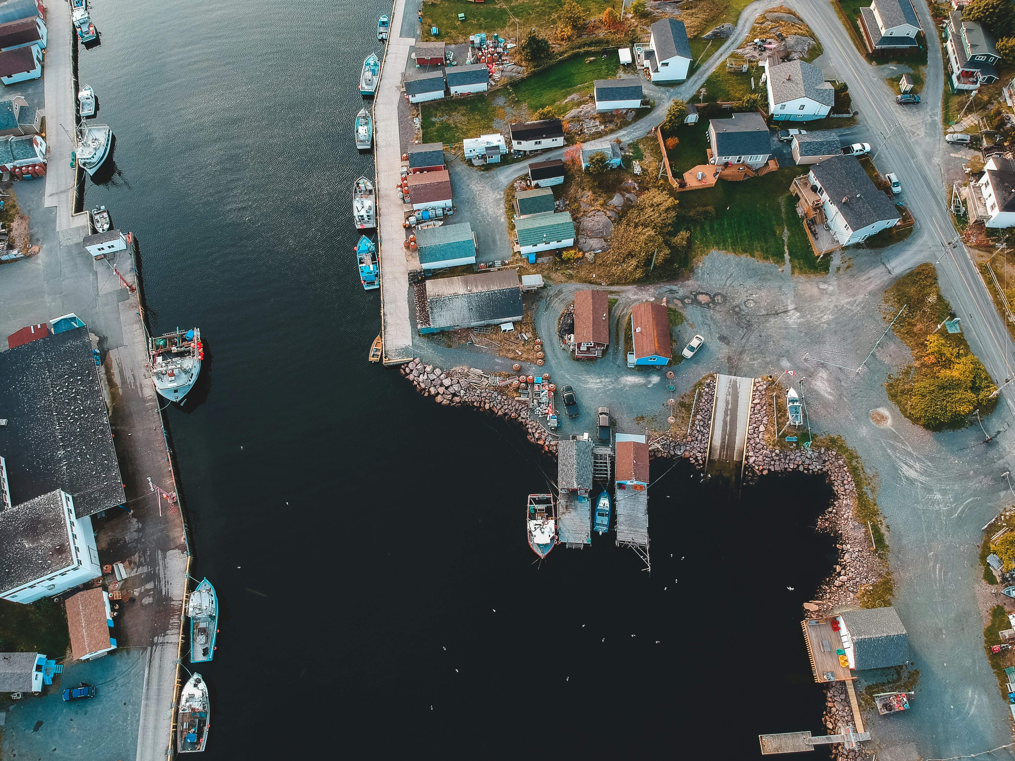 Foto de ángulo alto del cuerpo de agua y los edificios