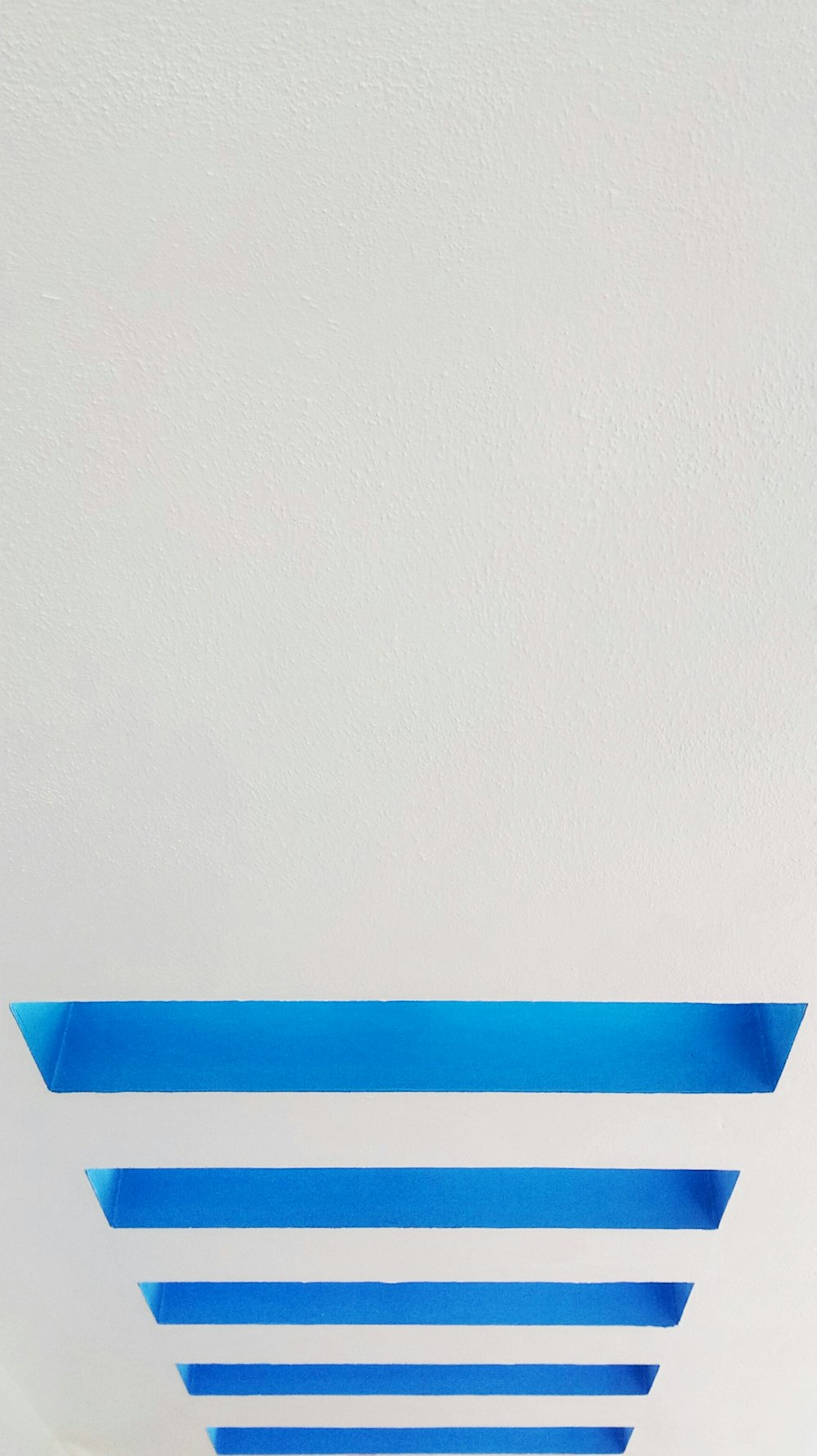 un soffitto bianco con strisce blu sul soffitto