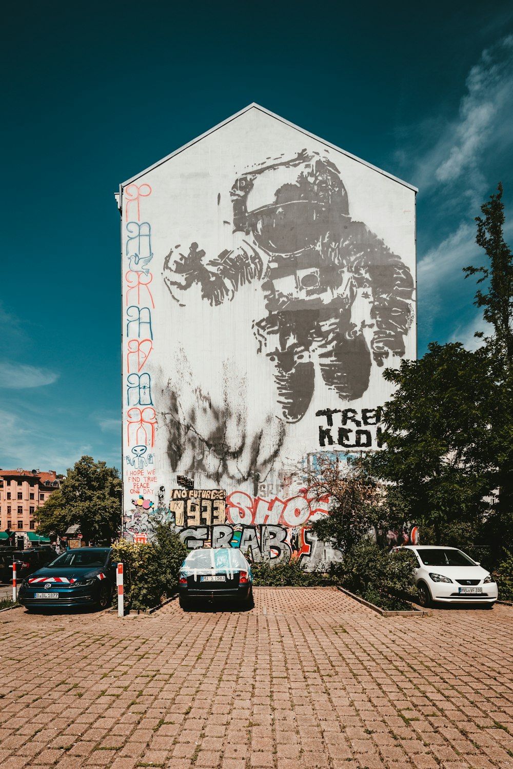 Tres vehículos blancos y negros estacionados