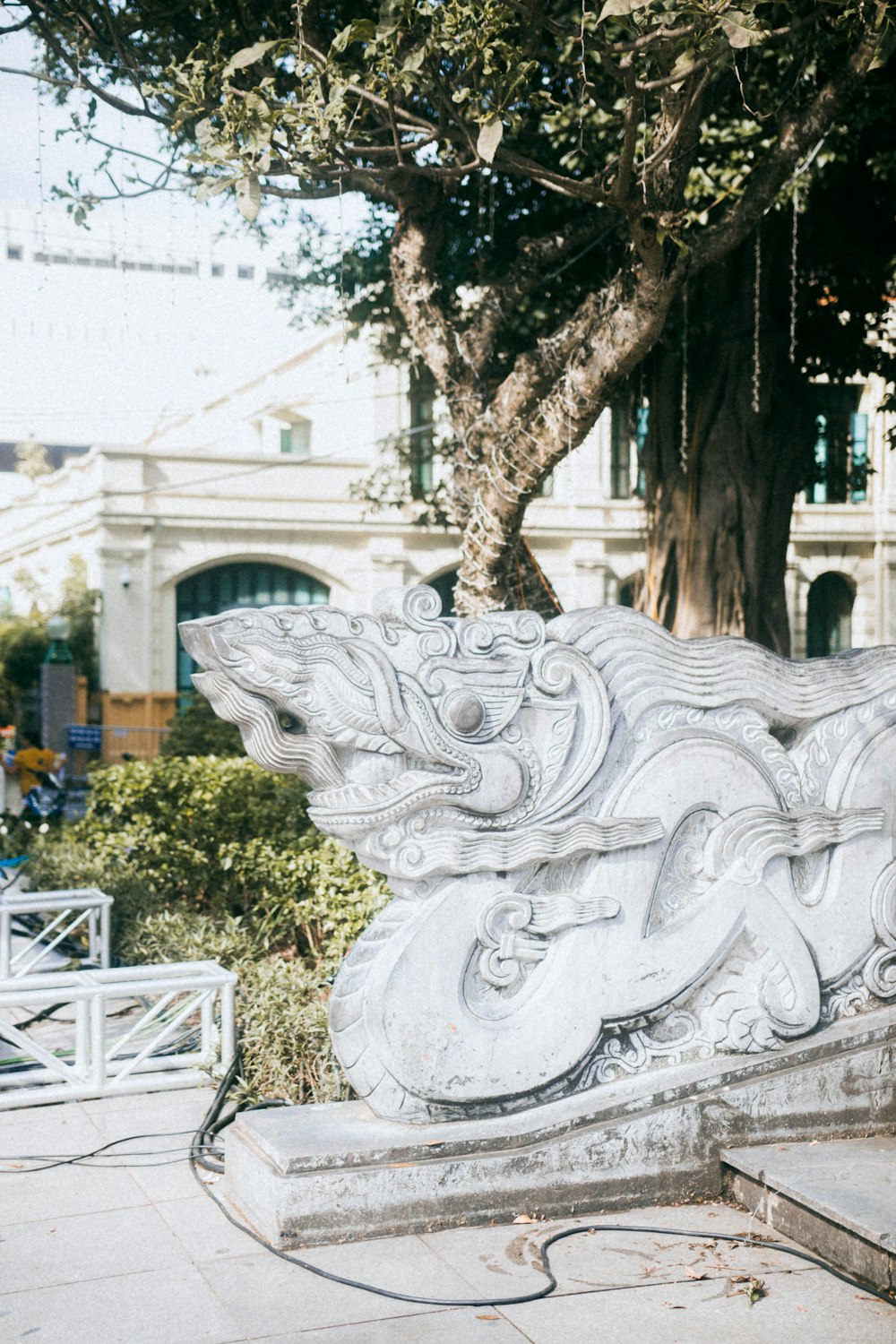 Estatua del dragón gris