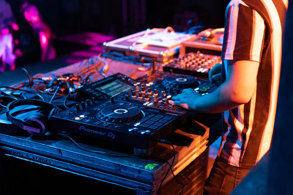 personne debout lors de l’utilisation de la table de mixage DJ