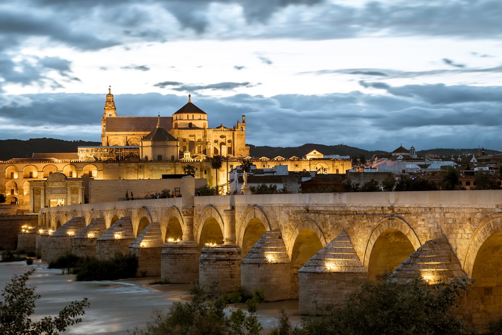 Castelo bege durante a noite