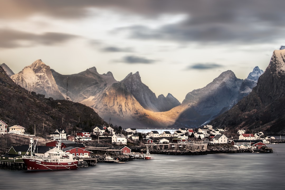 boats on calm water at daytime