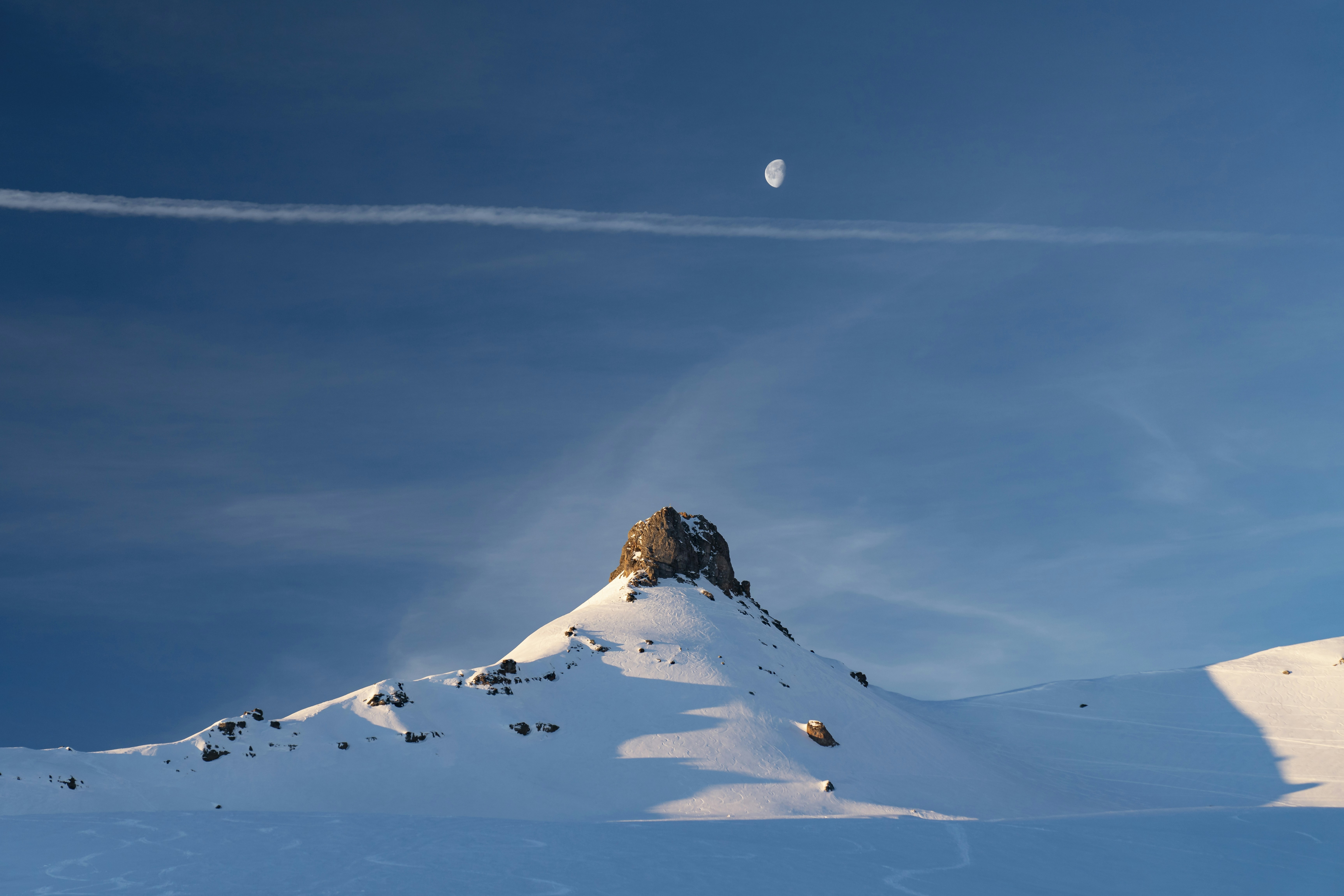 ice-capped mountain at daytime
