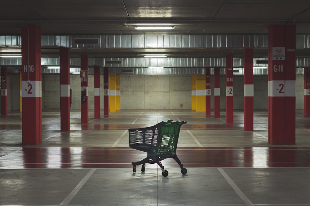 carrello della spesa nel parcheggio interno