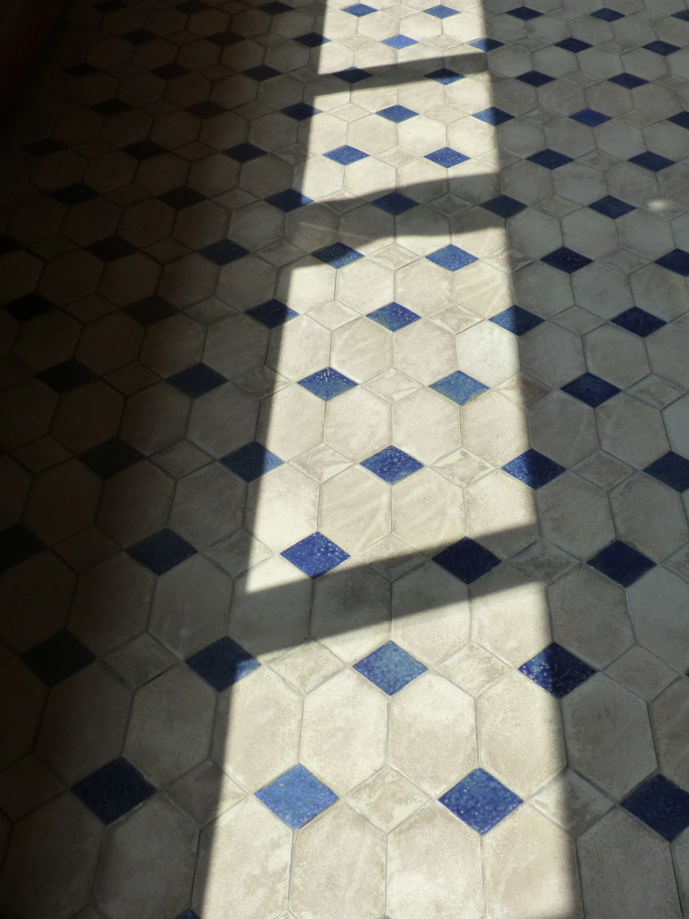 Architektonisch gestalteter Innenraum mit natürlichem Licht und Fliesenflächen