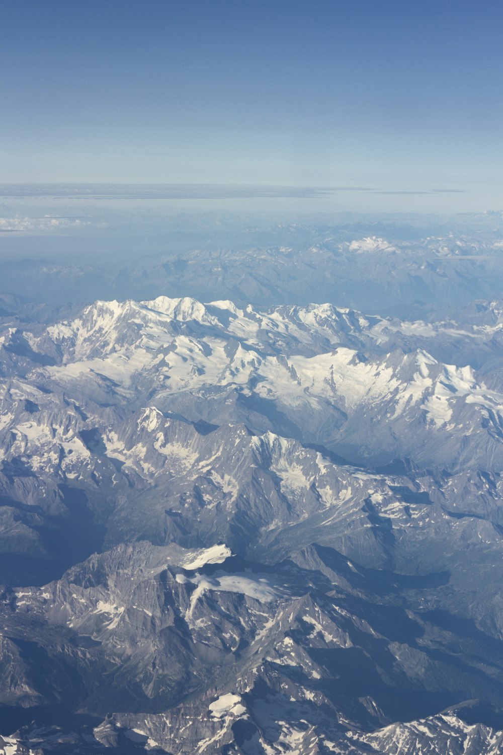 Montañas grises en foto de ángulo alto