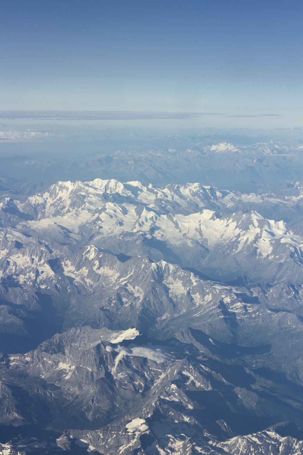 montagne grigie in foto ad alto angolo