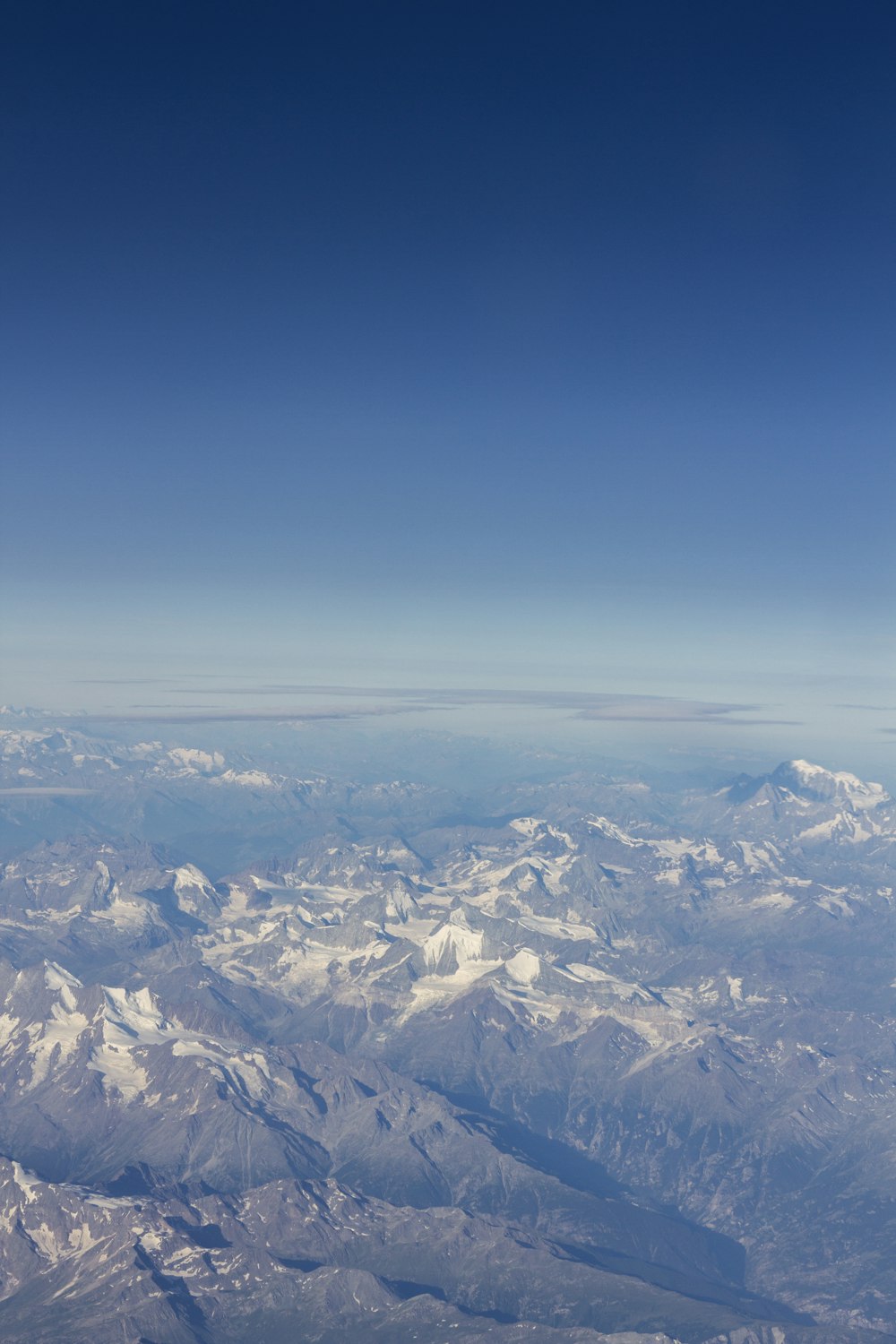 Ein Blick auf eine Bergkette aus dem Flugzeug
