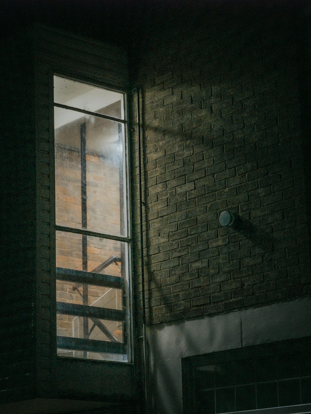porta de vidro fechada com moldura cinza